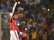 கிறிஸ் கெயில் அதிரடி ரன்குவிப்பு தொடர்கிறது... ஆரஞ்ச் கேப் வென்றார்!