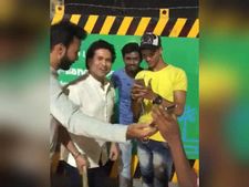 நடு இரவில் சாலையில் ஸ்ட்ரீட் கிரிக்கெட் விளையாடிய சச்சின்.. காரிலிருந்து இறங்கி சர்ப்ரைஸ் - வீடியோ