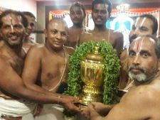 ஐபிஎல் கோப்பையை கோவிலில் பூஜை செய்த சிஎஸ்கே.. பாஸ் அப்படியே சர்ச், மசூதிக்கும் கொண்டு போவீங்களா?