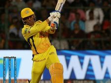 கெயில், டிவில்லியர்ஸ், ரசல் சாதனையை முறியடித்தார் தோனி... சிக்சர் மன்னரானார்!