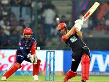 கோஹ்லி, டிவில்லியர்ஸ் பொறுப்பான ஆட்டம்... டெல்லியை வென்றது பெங்களூர்... பிளேஆப் நுழைய முடியுமா!