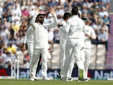 யாருக்கும் தெரியாமல் வம்பிழுத்த கோலி...புன்னகையோடு சமாளித்த ஜோ ரூட்...4வது டெஸ்ட் சுவாரசியம்