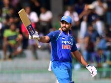 கேப்டன் பதவியில் கோலி, தோனி செய்யாததை செய்து காட்டிய ரோஹித்.. கவனமா இருங்க கேப்டன் கோலி!