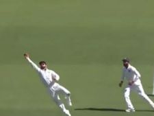 Ind vs Aus : எகிறி குதித்து.. ஒற்றைக் கையில் “கிளாசிக் கேட்ச்” பிடித்த கோலி!!
