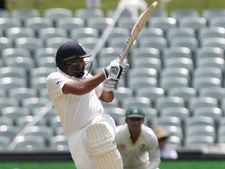 Ind vs Aus First Test : டெஸ்ட்ல வாய்ப்பு கொடுத்தா இப்படியா பண்ணுவீங்க ரோஹித்? ரசிகர்கள் கோபம்