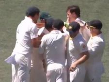 Ind vs Aus First Test : செம டைவ் அடித்து ஒற்றை கையில் கேட்ச் பிடித்து கோலியை அவுட்டாக்கிய ஆஸி. வீரர்
