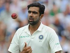 என்னங்க கிரிக்கெட்ல இப்படி எல்லாம் நடக்குது.. பௌலர்ஸ் மாஸ்க் அணிய வேண்டிய நேரம் வந்தாச்சா?