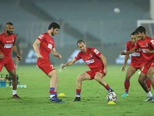 ISL 2019 : பிளே-ஆஃப் செல்ல போராட வேண்டிய கட்டாயத்தில் புனே - ஏடிகே அணிகள்! 