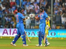 Ind vs Aus 4th ODI : செம ஷாக் கொடுத்த ஆஸி.. 358 ரன்கள் குவித்த இந்தியா அதிர்ச்சித் தோல்வி!