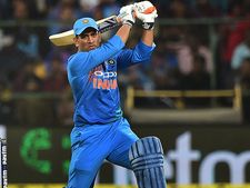 Ind vs Aus 1st ODI: அசைக்க முடியாத தோனி, ஜாதவ்.. அசத்தல் பேட்டிங்.. இந்தியா அபார வெற்றி!