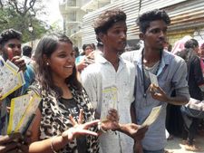 ஓடு… வரிசையில் நில்லு… இந்த பக்கம் வராதே… ஐபிஎல் ரசிகர்களை லத்தியால் வெளுத்த சென்னை போலீஸ்