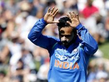 என்னா அடி!! இரண்டே ஓவரில் கேதார் ஜாதவ்-ஐ தெறிக்க ஓட விட்ட ஆஸி. கேப்டன் ஆரோன் பின்ச்!
