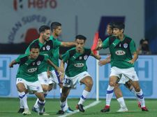ISL 2019 : பரபரப்பான அரையிறுதியில் நார்த் ஈஸ்ட் - பெங்களூரு அணிகள் மோதல்! 
