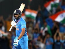 இந்தியாவில் இதுவரை செய்யாததை செய்து காட்டிய ரோஹித் சர்மா!! என்னன்னு மட்டும் கேட்டுறாதீங்க!
