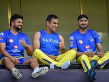 தோனிக்கு புது தலைவலி.. சிஎஸ்கே-வுக்கு அடி மேல் அடி.. காயம் காரணமாக ஹர்பஜனும் ஆடமாட்டார்!