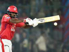 கிறிஸ் கெயிலை அவுட் ஆக்குறதுக்கு என்ன பாடுபட வேண்டி இருக்கு! 2 பேர் சேர்ந்து பிடித்த கேட்ச்!