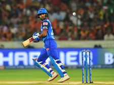 SRH vs DC: ஹைதராபாத் பந்துவீச்சில் பிரித்வி ஷா, தவான் அவுட்… முன்ரோ, ஸ்ரேயாஸ் அதிரடி