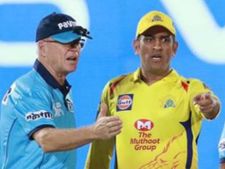 என் கட்சிக்காரன் அப்படி என்னய்யா தப்பு செஞ்சுட்டான்.. தோனிக்கு ஆதரவாக களம் குதித்த ரசிகர்கள்! #Dhoni