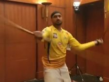 VIDEO : இந்த மாதிரி சிலம்பம் சுத்த முடியுமா? வேட்டி கட்டி.. மெர்சல் காட்டி.. வைரலான ஹர்பஜன் சிங்!