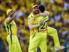 கிறிஸ் கெயிலை சீக்கிரமா தூக்கணும்.. திட்டம் போட்டு வெற்றி பெற்ற தோனி - ஹர்பஜன் சிங்!