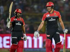 இப்படி பண்ணிட்டீங்களே கோபால்.. கோலி, டி வில்லியர்ஸ் பலவீனத்தை வைத்து சாதித்த ராஜஸ்தான் வீரர்!!