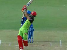 RCB vs DC: டிரெஸ்சை மாத்தியும் புண்ணியமில்ல.. பார்த்தீவ் அவுட்.. மிஸ்டர் 360 டி வில்லியர்சும் காலி