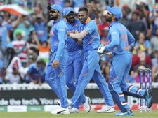 IND vs NZ : உலகக்கோப்பை கனவை கலைத்த கோலி, தோனி, ரோஹித்.. தலையில் துண்டு போட்டுக் கொண்ட ரசிகர்கள்!