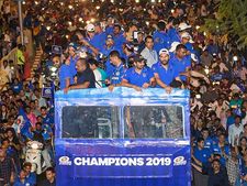 ஐபிஎல் கோப்பையுடன் ஊர் திரும்பிய மும்பை…!! 6 கிலோ மீட்டர் தூரம் ரசிகர்கள் வாழ்த்து மழை