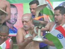 கங்கை நதியில் ஆரத்தி.. அதிகாலையிலேயே நடந்த சிறப்பு பூஜை.. களைகட்டும் இந்தியா - பாக். போட்டி!