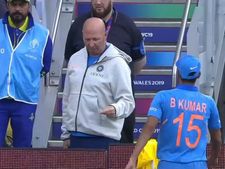 இந்திய அணிக்கு அடுத்த ஷாக்.. வழுக்கி காலில் அடிபட்ட புவனேஷ்வர்குமார்.. பாதியில் வெளியேறி அதிர்ச்சி!