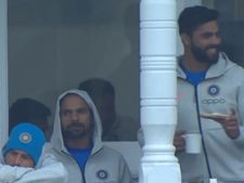 போனால் போகட்டும்.. மழையால் ரசிகர்கள் கோபத்தில் இருக்க.. கொண்டாட்டத்தில் ஜடேஜா.. வைரல் போட்டோ!