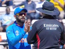 அம்பயரை கையெடுத்து கும்பிட்டு.. அவுட் கேட்டு கெஞ்சிய விராட் கோலி.. இணையத்தை தெறிக்கவிட்ட புகைப்படம்!