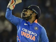 அசத்தல் ஐடியா.. தினேஷ் கார்த்திக்கிற்கு பதில் பண்ட் தேர்வானது ஏன்?.. கோலியின் அசர வைக்கும் திட்டம்!