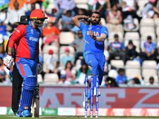 ப்ப்பா என்னா டிவிஸ்ட்.. கடைசி ஓவரில் சொல்லி வைத்து தூக்கிய ஷமி.. தெறிக்கவிட்ட ஷாக்கிங் ஹாட் டிரிக்!