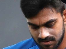 மெதுவா மெதுவா.. அப்படியே ஏன் நிக்கிறீங்க.. விஜய் சங்கரை கோபமாக திட்டிய தோனி.. பரபரப்பு!