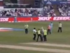 WATCH: ஒரேயொரு ரசிகர்... ஒட்டுமொத்த போட்டியும் நிறுத்தம்.. மைதானத்தில் பதறி ஓடிய பாதுகாவலர்கள்