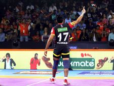 ஹரியானாவை ரெய்டு விட்டு காலி செய்த டபாங் டெல்லி.. பரபர மோதலில் பெங்களூருவிடம் வீழ்ந்த யு மும்பா!