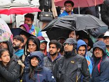 கையில் விலங்கு.. கைது செய்யப்பட்ட போராளிகள்.. செமி பைனல் போட்டியில் பரபரப்பு! #INDvsNZ