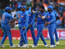 இங்கிலாந்தில் குடும்பத்தோடு மாட்டிக்கொண்ட இந்திய அணி.. இப்போது திரும்ப முடியாது.. ஏன் தெரியுமா?