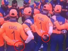 அட கடவுளே.. பாண்டியா, ஜாதவ் இரண்டு பேருக்கும் என்னாச்சு.. வைரலாகும் வீடியோவால் சர்ச்சை!