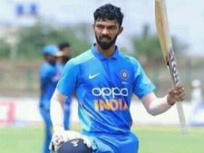இது அநியாயம்.. செம பார்மில் இருக்கார்.. பேட்டிங் ஆவரேஜ் 100+.. இவருக்கு டீமில் இடம் கிடையாதா?
