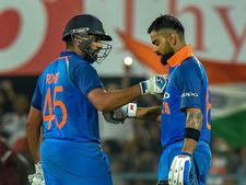 வீதிக்கு வந்த ரோகித், கோலி சண்டை..! அனுஷ்காவை பாலோ பண்ணும் கோலி கோஷ்டியின் அந்த வீரர்கள்