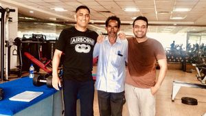 பாஜகவும் இல்லை.. காங்கிரசும் இல்லை.. வேறு கட்சி எம்எல்ஏ-வுடன் தோனி நெருக்கம்.. வைரல் போட்டோ!