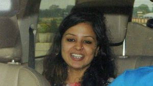 கடற்கரையில், ஒரு கவர்ச்சி போஸ்.. ! உள்ளாடை தெரிய போட்டோ ரிலீஸ் செய்த பிரபல வீரரின் மனைவி..!