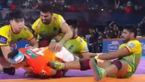 PKL 2019 : ஆளுக்கு பாதி பாதியா பிரிச்சுக்குவோம்.. புனே அணியை பிரித்து மேய்ந்த இரு பாட்னா வீரர்கள்!