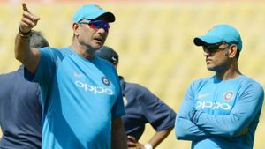 ஷூ லேஸ் கட்டத் தெரியாதவங்க எல்லாம் பேசுறாங்க.. தோனிக்கு அவமரியாதை.. பொங்கி எழுந்த கோச்!