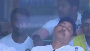 அட மேட்ச்சை விடுங்கப்பா.. ரவி சாஸ்திரி செஞ்ச காரியத்தை பார்த்தீங்களா? வெடித்து சிரித்த ட்விட்டர்!