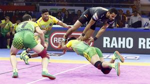 PKL 2019 : ஹே.. நாங்க பிளே - ஆஃப் போறோம்! முக்கிய வீரரை மடக்கி.. வெற்றியை பறித்த யு மும்பா!
