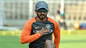 அவரை இன்னும் வீட்டுக்கு அனுப்பலையா? செம கடுப்பில் இருக்கும் சிஎஸ்கே ரசிகர்கள்… கடும் விளாசல்!