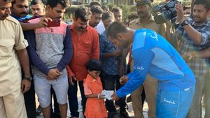 இந்திய சிறுமிக்கு பரிசளித்த வெ.இண்டீஸ் வீரர்.. போட்டிக்கு முன் நடந்த நெகிழ்ச்சி சம்பவம்!